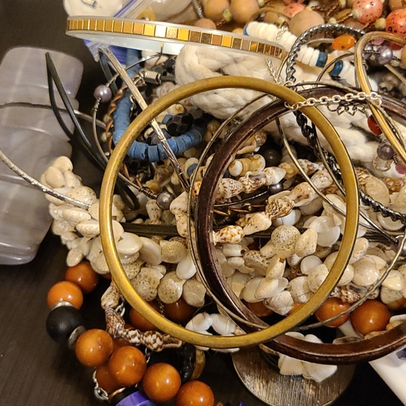 3 pounds of Bohemian, shells, beaded jewelry - Picture 6 of 6